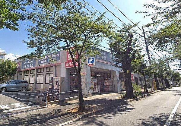 ウエルシア常盤平店まで130m、夜24時まで営業してます。駐車場もあり、店内は清潔感があり品揃えが豊富です。