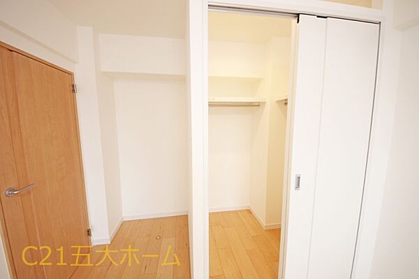 ウォークインクローゼット完備。スーツケースなど嵩張る荷物もをまとめて収納できて片付けがしやすくなります！