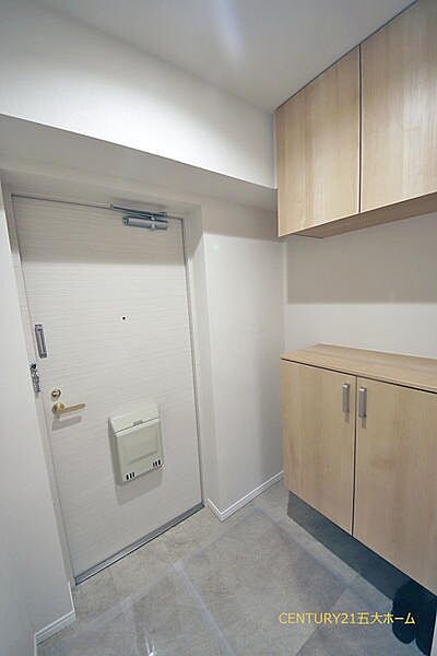 すっきり片付く大容量の玄関収納。いつも綺麗な空間を保つことができ、大切なゲストをいつでも心地よく迎えられます。