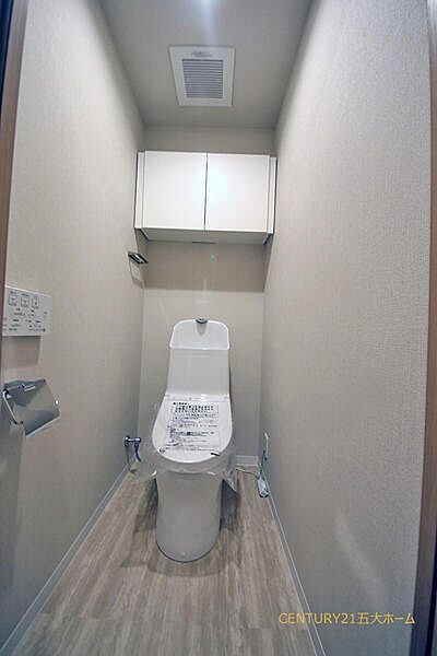 心地よく落ち着ける上品なトイレ。手洗い付きの機能的なデザインで、毎日の暮らしにそっと寄り添う快適な空間です。