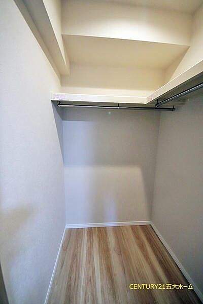 見た目以上に仕舞える大型収納。季節の衣類や思い出の品もすっきり収まり、お部屋の美しさをきれいにキープできます。
