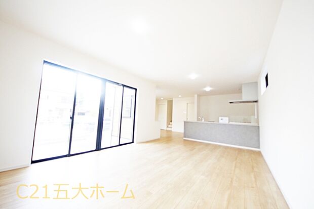 広々とした24帖超えのリビング!窮屈さを感じることなく家族団らんの時間をゆったり過ごせます。両親やゲストも呼びやすく、こだわりのインテリアを置いて楽しい空間を作りやすいです。
