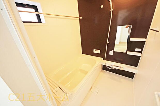 落ち着いた雰囲気のシステムバスで、1日の疲れを癒します。機能的な浴室は日々のお手入れも楽々です!