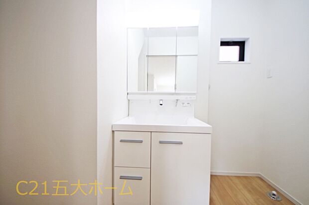 朝の身支度も楽々の三面化粧台は鏡裏にも収納があり、小物などをしまえてすっきりとした状態を保てます。