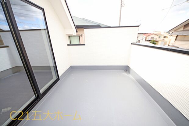 十分なスペースを確保したバルコニー。お洗濯物やお布団もたっぷり干せて作業がはかどります。