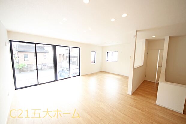 家族が集まるリビングは床暖房付き！お部屋をムラのない心地良い温度で包んでくれます。