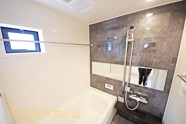 窓付きのお風呂は外気を入れながら入浴ができて気持ち良いですね。入浴後やお掃除の際に窓を開けることで浴室内をカラリと乾燥できてカビ対策にもなります！