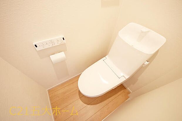 清潔な空間が印象的なトイレは1階・2階ともに温水洗浄便座です。オールシーズン関係なく暖かい便座で快適に過ごせます。