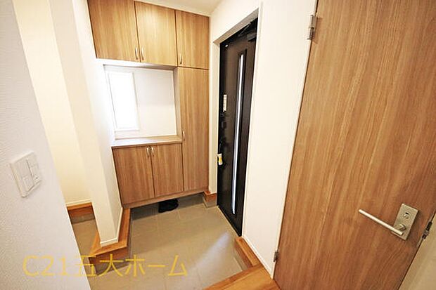 たっぷり入る玄関収納で家族の靴や外出用品もまとめて収納できます☆