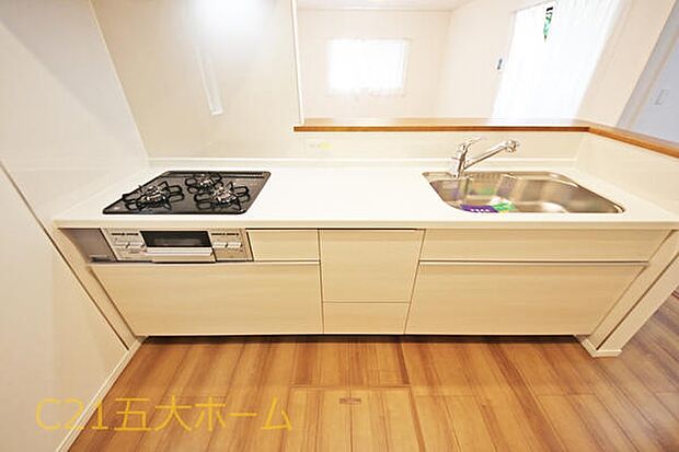作業スペースが広く確保されていてゆったりと家事のできるキッチン。対面式なのでお子様の様子を見守りながらお料理できて安心ですね!