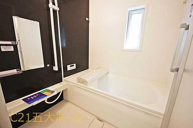 落ち着いた雰囲気のシステムバスで、1日の疲れを癒します。機能的な浴室は日々のお手入れも楽々です♪