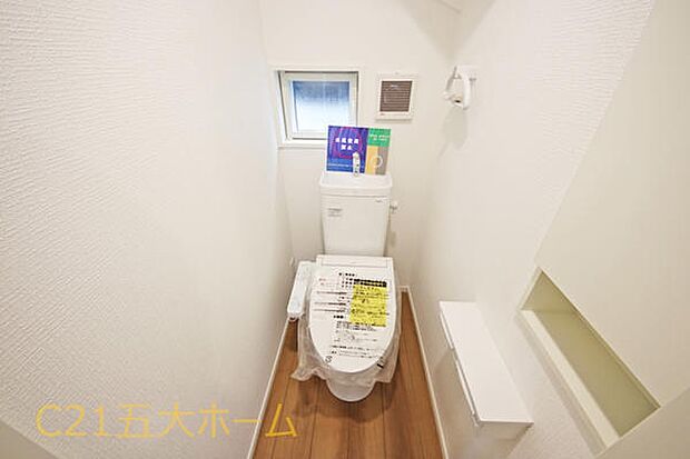清潔な空間が印象的なトイレは1階・2階ともに温水洗浄便座です。オールシーズン関係なく暖かい便座で快適に過ごせます♪