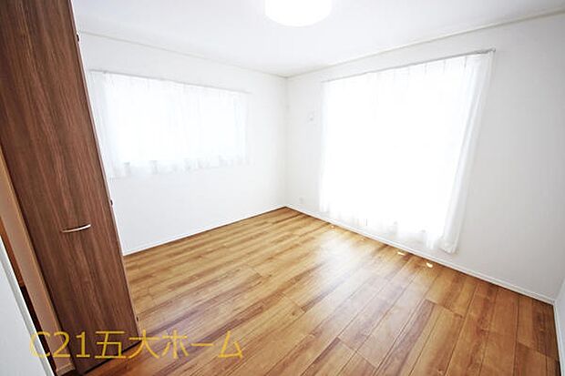 斜光に映える白い壁紙や木目調を基調とした内装が印象的。どんな色の家具でも合いますので自分好みの素敵なお部屋にカスタマイズできますね!