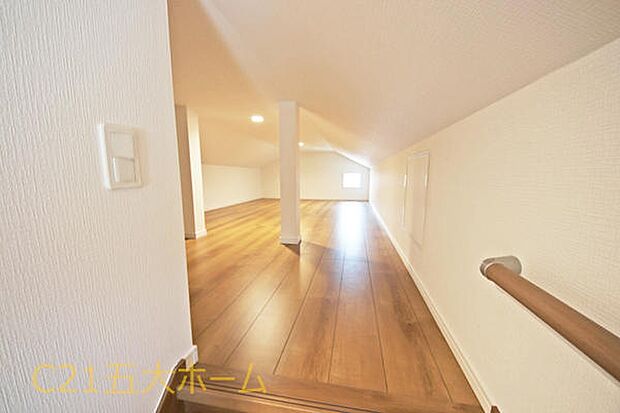 季節物や大型荷物の保管に便利な屋根裏収納。生活空間をすっきり保てます☆