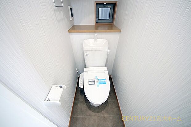 **清潔感あふれる快適なトイレ空間。**お好みのインテリアを飾れる棚付きで、いつでも気持ちよくご利用いただけます。