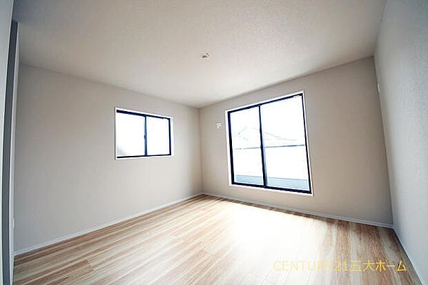 家具配置がしやすいゆとりある洋室は、寝室や趣味のお部屋におすすめ。心地よい光が差し込み、自分時間を快適に楽しめます。(6-2号棟)