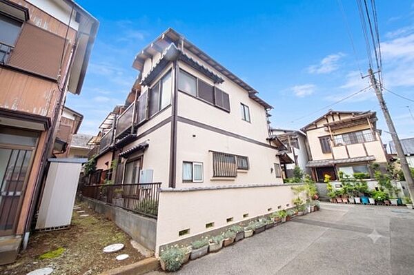 【陽当り良好な角地物件】　開放感のある角地で、心地よい光と風を感じられます。閑静な第一種低層住居専用地域に位置し、落ち着いた新生活をスタートできます。