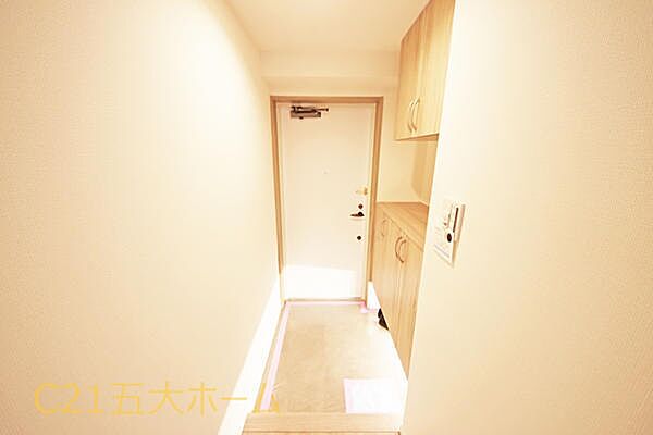 玄関には家族みんなの靴を収納できるシューズボックス付き！飾り棚としても演出できて季節のインテリアやご家族の写真を飾るのも素敵ですね。