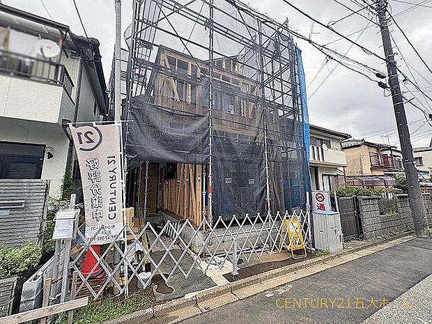 小学校まで徒歩300mでお子様の通学も安心です。全室フローリングを備えた2026年築の新築戸建。撮影日:26/9/27