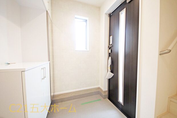 玄関には家族みんなの靴を収納できるシューズボックス付き!飾り棚としても演出できて、季節のインテリアやご家族の写真を飾るのも素敵ですね♪