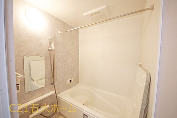 清潔感あふれる落ち着いた雰囲気の浴室で1日の疲れをゆっくり癒せそうです♪
