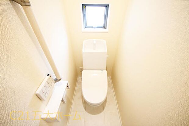 清潔な空間が印象的なトイレは1階・2階ともに温水洗浄便座です。オールシーズン関係なく暖かい便座で快適に過ごせます。