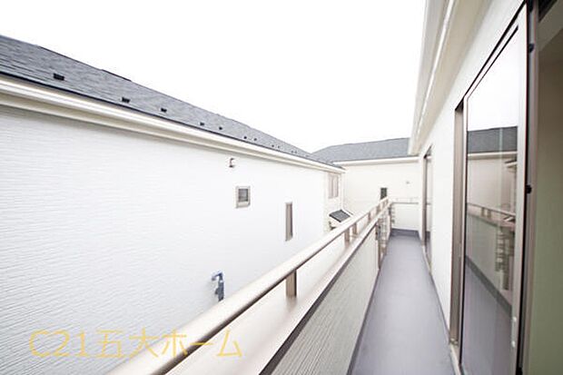お洗濯物や布団を干したりするのに十分なスペースのバルコニー!
