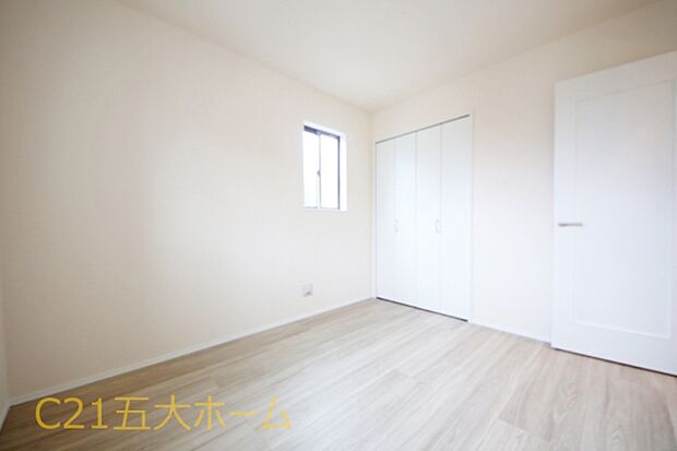 広々としたクローゼットでお洋服の整頓もラクラク♪身の回りの整理がしやすいです。