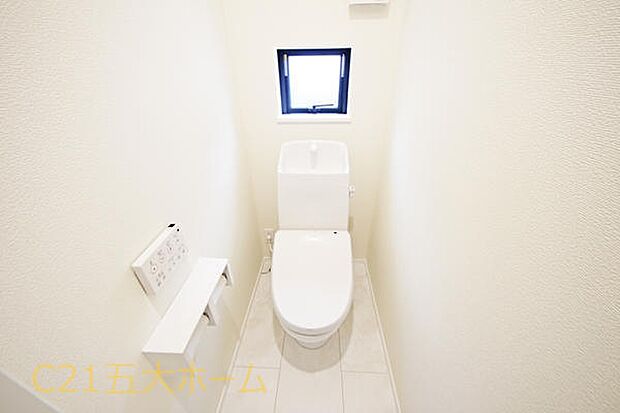 清潔な空間が印象的なトイレは1階・2階ともに温水洗浄便座です。オールシーズン関係なく暖かい便座で快適に過ごせます。