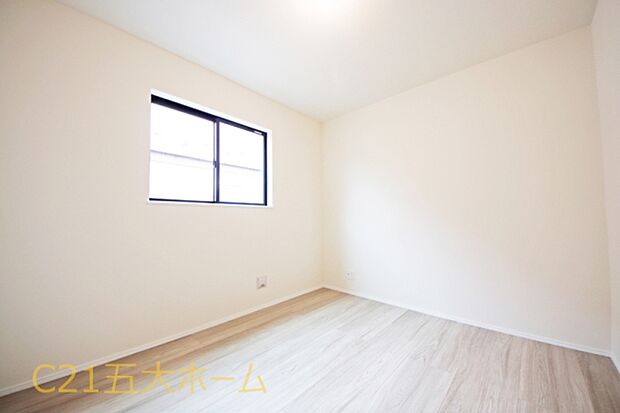 お部屋には程よく採光が入り、過ごしやすい居住空間です。窓を開放すると自然換気が可能で清潔感も保ちやすいです。