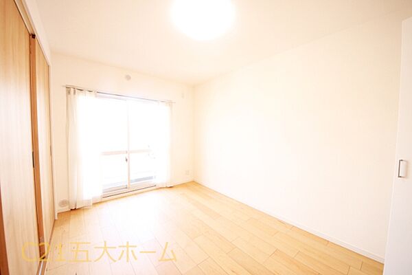 お部屋には程よく採光が入り、過ごしやすい居住空間です。窓を開放すると自然換気が可能で清潔感も保ちやすいです♪