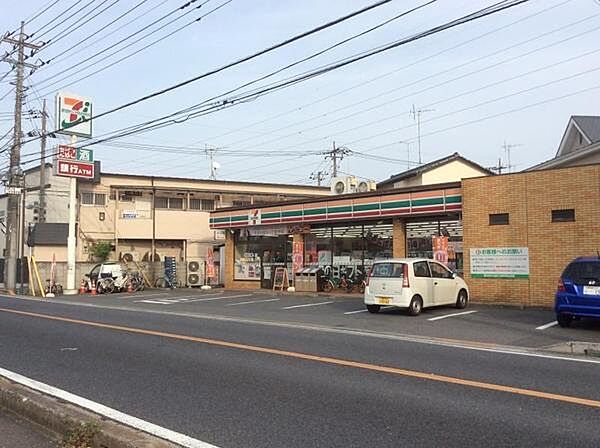 セブンイレブン松戸三矢小台店まで586m、24時間営業のコンビニエンスストアは早朝や深夜でも気軽に立ち寄れて大変便利です。