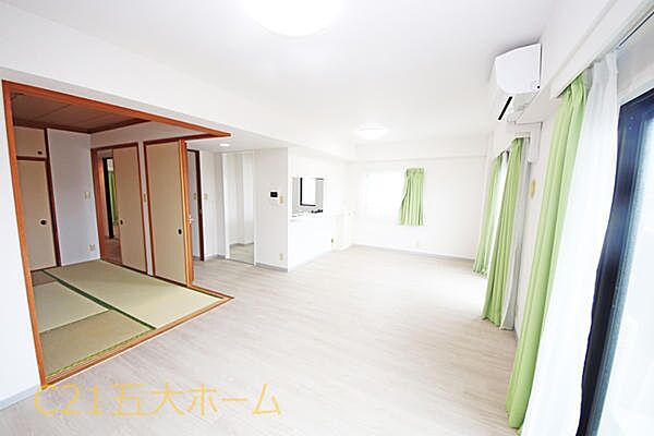 広々17帖超えリビング！風通しはもちろん、お部屋いっぱいに光を取り入れられて明るく過ごしやすい空間です。