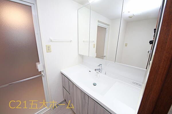 洗面台は忙しい朝でも身だしなみを整えやすい三面鏡！鏡の後ろに収納スペースを設ける事により、散らかりやすい洗面スペースをスッキリさせる事ができます。
