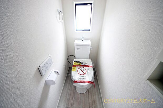 節水性と快適性を兼ね備えた洗練のトイレ空間!温水洗浄機能や便利な操作パネルで毎日の使用を心地よく支えます。