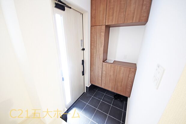 玄関には家族みんなの靴を収納できるシューズボックス付き！飾り棚としても演出できて季節のインテリアやご家族の写真を飾るのも素敵ですね。