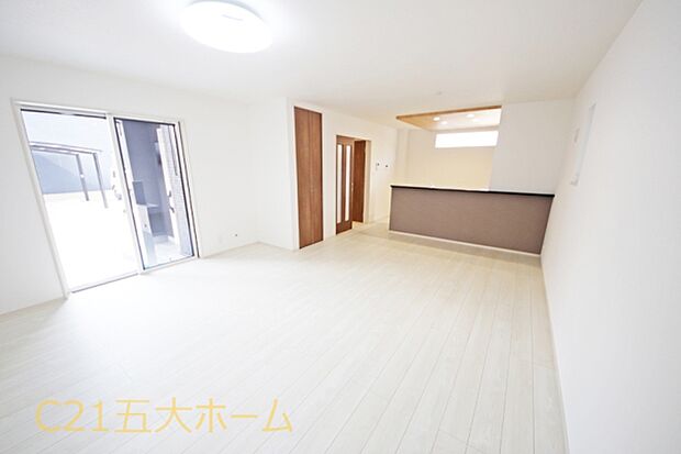 自由に配置できるゆとりのリビング空間。陽だまりが寛ぎの時間を更に素敵に演出いたします