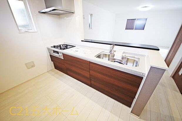 対面式のキッチンはリビングにいるご家族とコミュニケーションが取りやすく、小さなお子様がいるご家庭はお料理中も安心して見守ることができます！