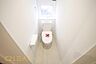 トイレ：清潔な空間が印象的なトイレは1階・2階ともに温水洗浄便座です。オールシーズン関係なく暖かい便座で快適に過ごせます。