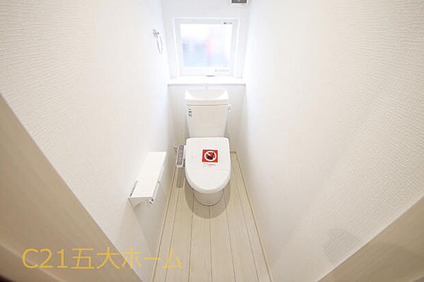 清潔な空間が印象的なトイレは1階・2階ともに温水洗浄便座です。オールシーズン関係なく暖かい便座で快適に過ごせます。