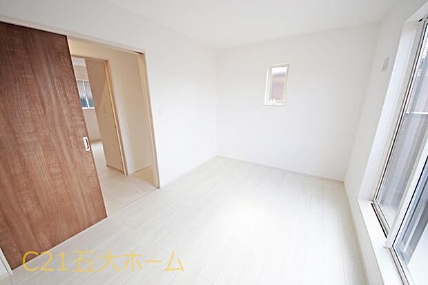 バルコニーへ出られるので開放感があります。気分転換に外の風を感じて気持ちもリフレッシュできますね！