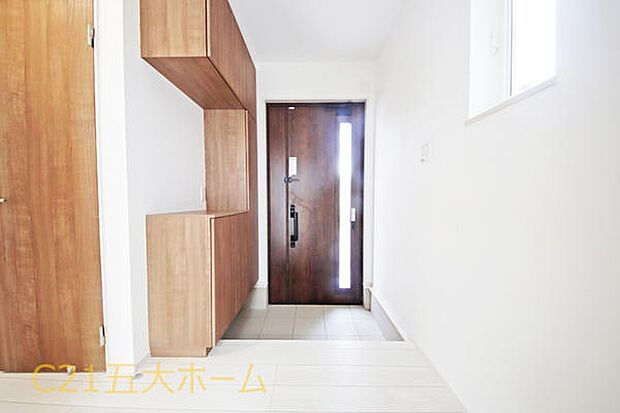 玄関には家族みんなの靴を収納できるシューズボックス付き!飾り棚としても演出できて、季節のインテリアやご家族の写真を飾るのも素敵ですね。