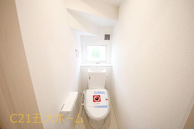 清潔な空間が印象的なトイレは1階・2階ともに温水洗浄便座です。オールシーズン関係なく暖かい便座で快適に過ごせます♪