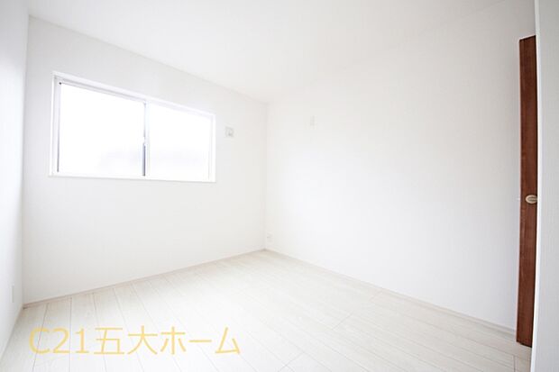 お部屋には程よく採光が入り過ごしやすい居住空間です。窓を開放すると自然換気が可能で、清潔感も保ちやすいです♪