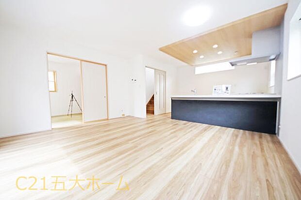 明るく開放感のある16帖のリビング。ゆとりある空間で家族団らんの時間を心地よく過ごせます。