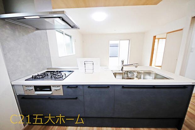対面式のキッチンはリビングにいるご家族とコミュニケーションが取りやすく、小さなお子様がいるご家庭はお料理中も安心して見守ることができます!