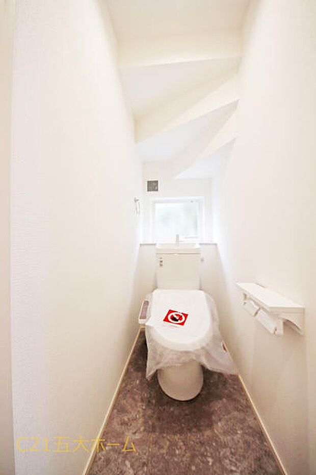 清潔な空間が印象的なトイレは1階・2階ともに温水洗浄便座です。オールシーズン関係なく暖かい便座で快適に過ごせます。