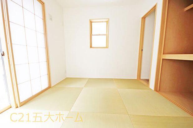 和室には大容量の押入れがついているので、かさばりやすいシーズン物の衣類や布団をしまうのに大変重宝します。