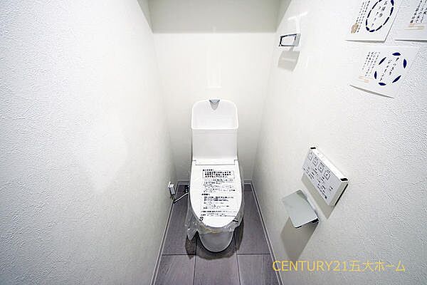 サッと拭くだけでお手入れしやすいトイレ仕様！清潔な空間を保ちやすく来客時にも安心感を持ってお通しできる仕様です。
