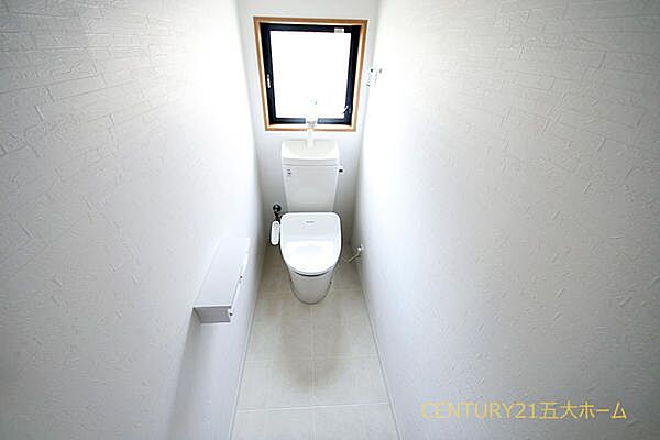 落ち着きのある清潔感あふれるトイレ空間。手入れもしやすく、家族もゲストも快適に過ごせるプライベートエリア。